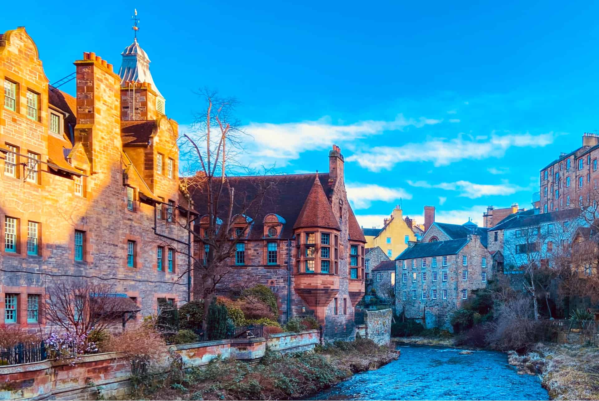 Maisons anciennes de Dean Village au soleil d'hiver à Édimbourg Maisons anciennes de Dean Village au soleil d'hiver à Édimbourg