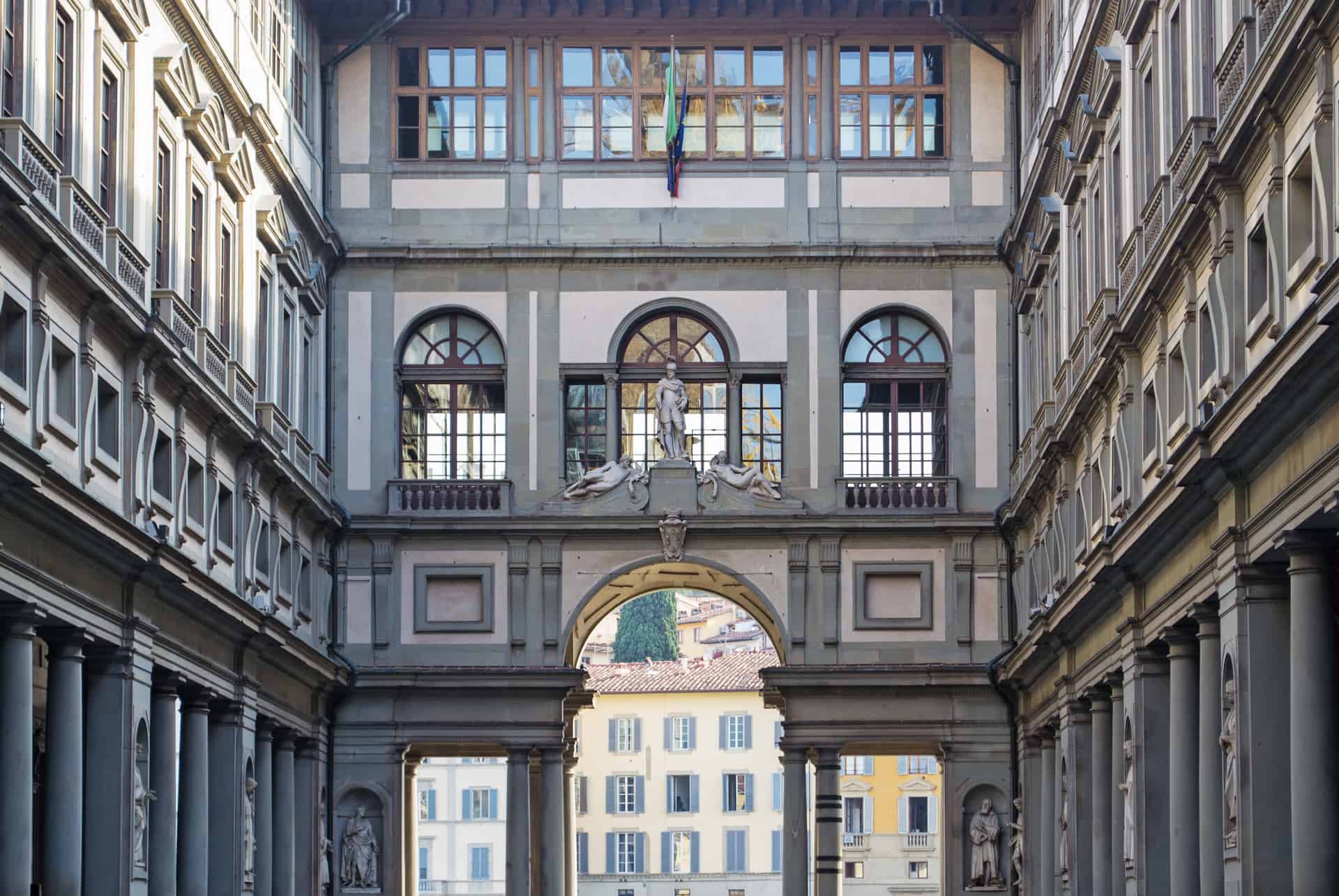 Cour de la Galerie des Offices et ses arcades ouvertes sur l’Arno Cour de la Galerie des Offices et ses arcades ouvertes sur l’Arno