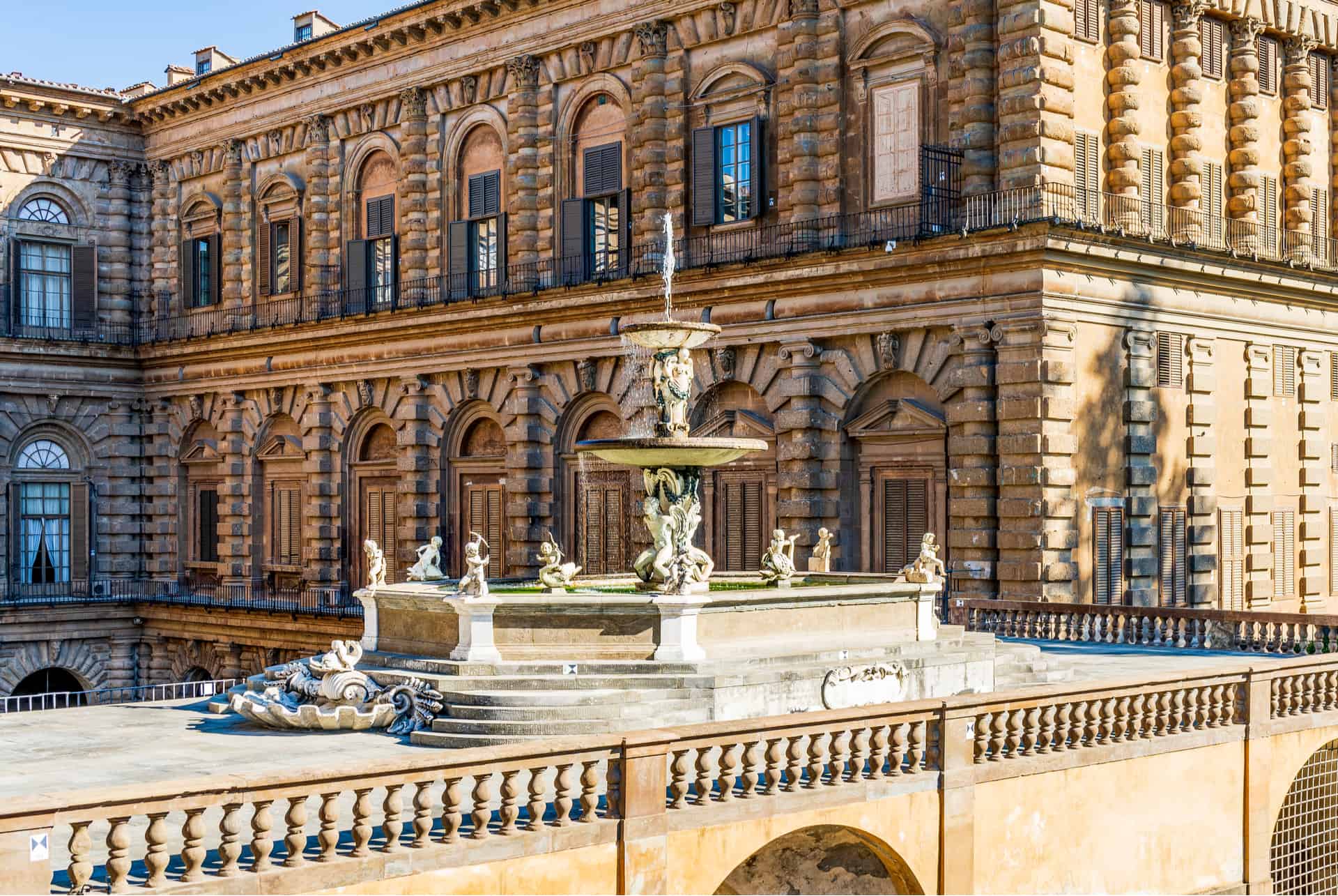 Cour intérieure du Palazzo Pitti et sa fontaine Cour intérieure du Palazzo Pitti et sa fontaine