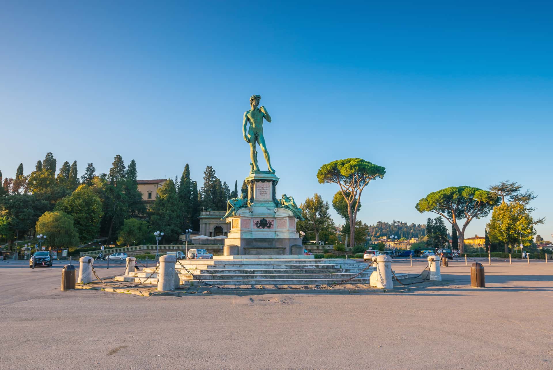 Réplique en bronze du David au centre du Piazzale Michelangelo Réplique en bronze du David au centre du Piazzale Michelangelo