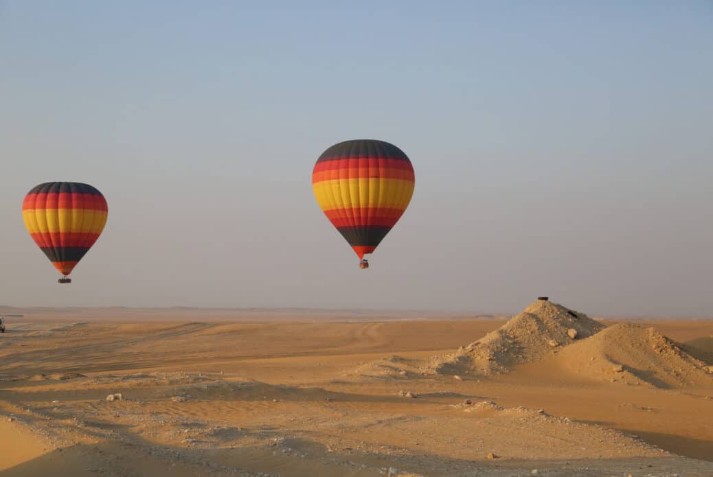 Vol en montgolfière dans le désert