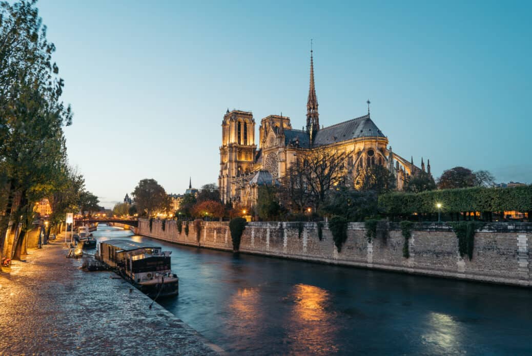 seine nuit illuminations croisière sur la seine à paris la nuit