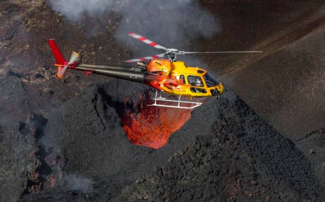 Survol en hélicoptère du Piton de la Fournaise