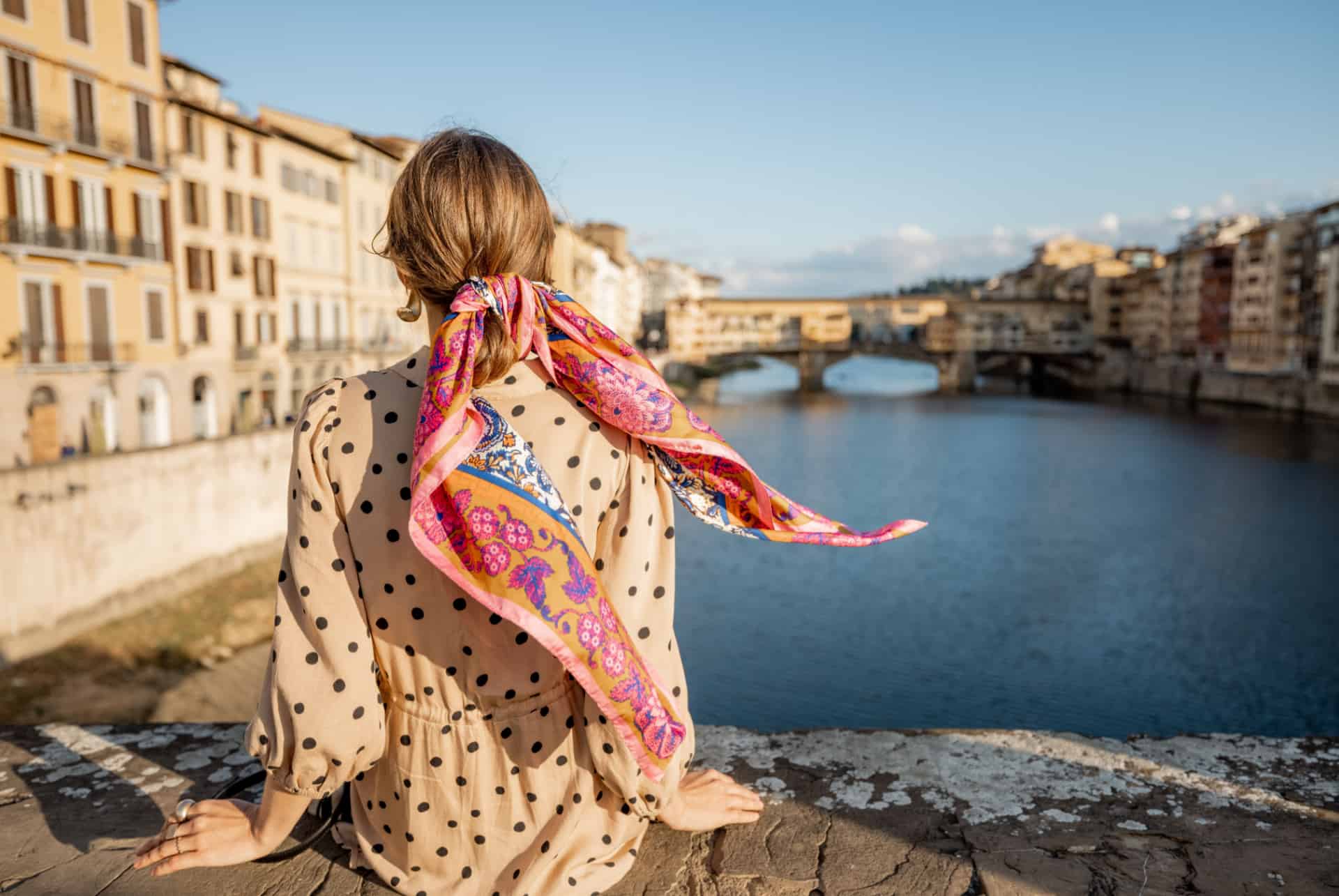 Voyageuse au foulard face au Ponte Vecchio sur les quais de l’Arno Voyageuse au foulard face au Ponte Vecchio sur les quais de l’Arno