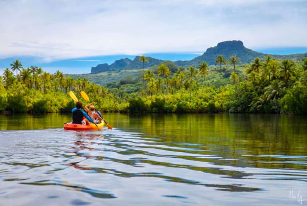 Remontée de la rivière Faaroa en kayak