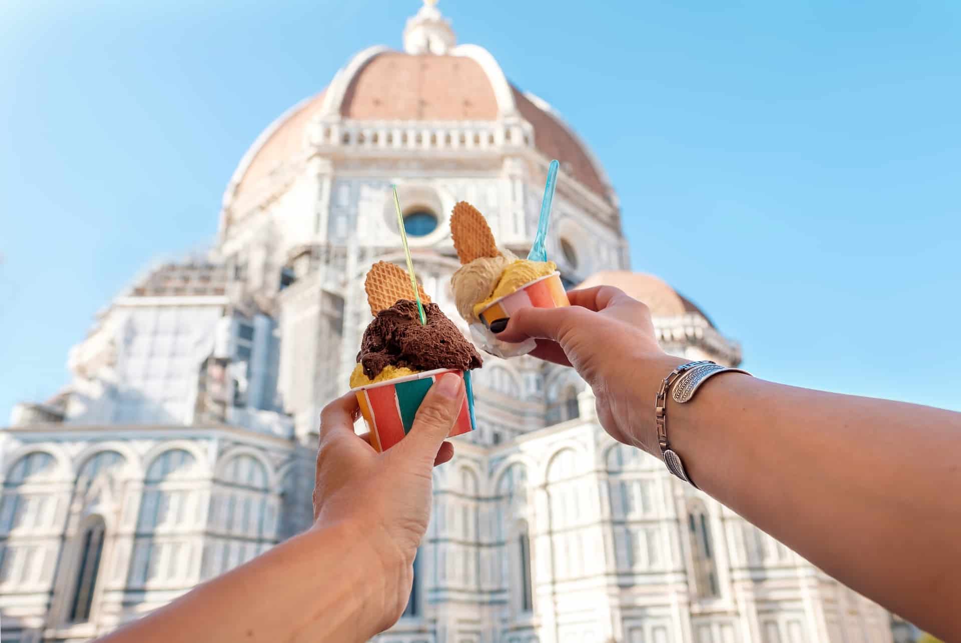 Deux cornets de glace italienne devant la coupole du Duomo de Florence Deux cornets de glace italienne devant la coupole du Duomo de Florence