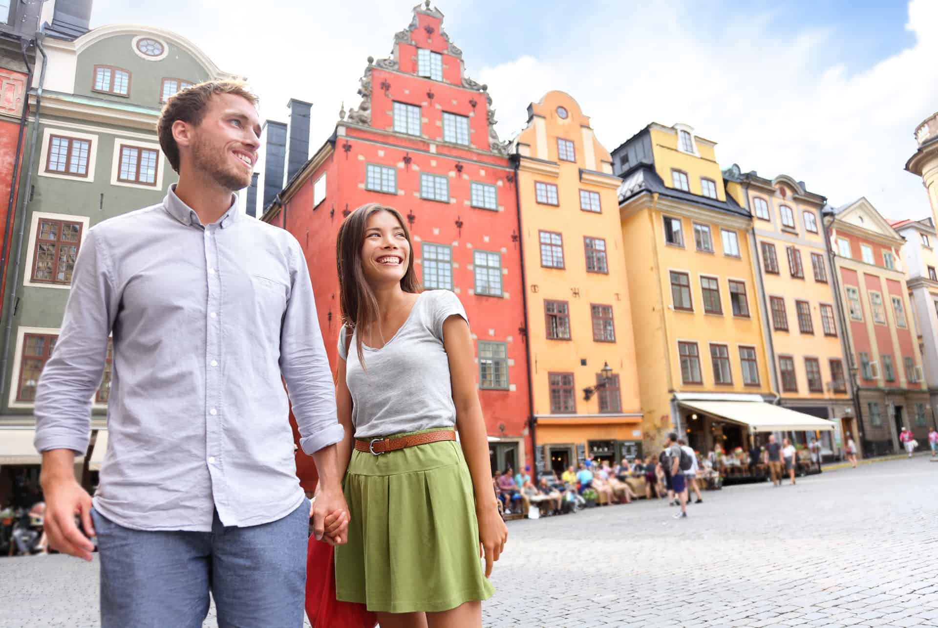 Couple de voyageurs sur la place Stortorget à Stockholm Couple de voyageurs sur la place Stortorget à Stockholm