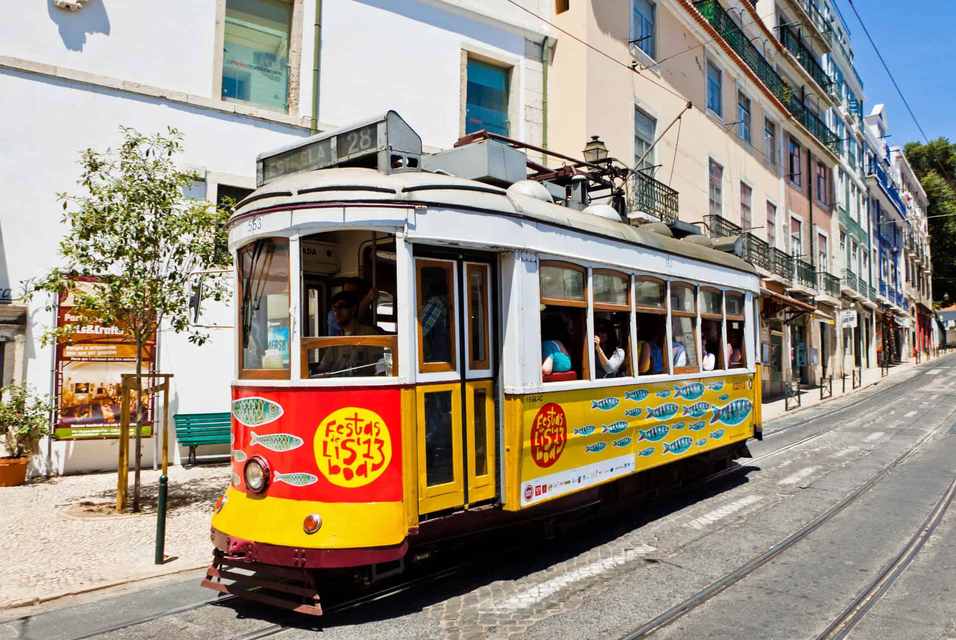 lisbonne ete tram decore sardines lisbonne ete tram decore sardines