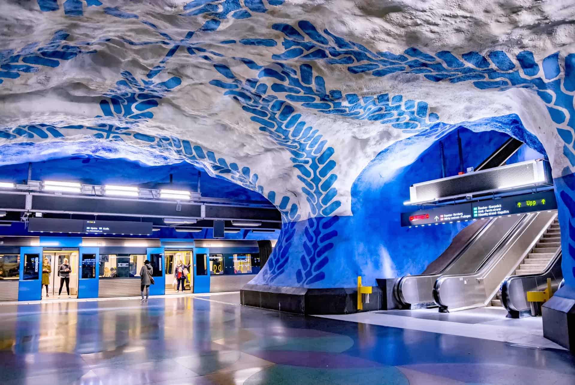 Station de métro T-Centralen et son plafond peint en bleu à Stockholm Station de métro T-Centralen et son plafond peint en bleu à Stockholm