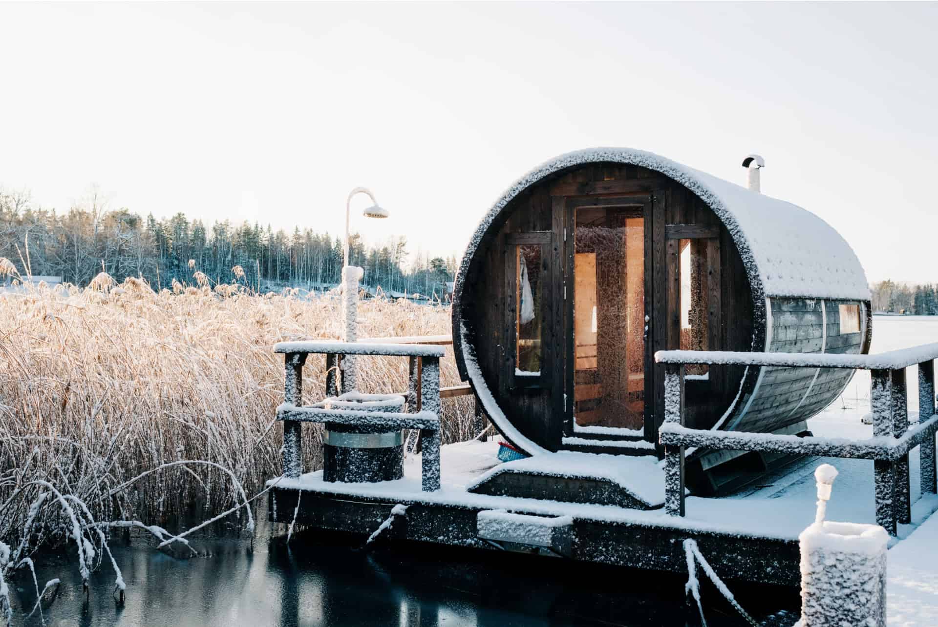 Sauna en bois au bord de l'eau enneigée près de Stockholm Sauna en bois au bord de l'eau enneigée près de Stockholm