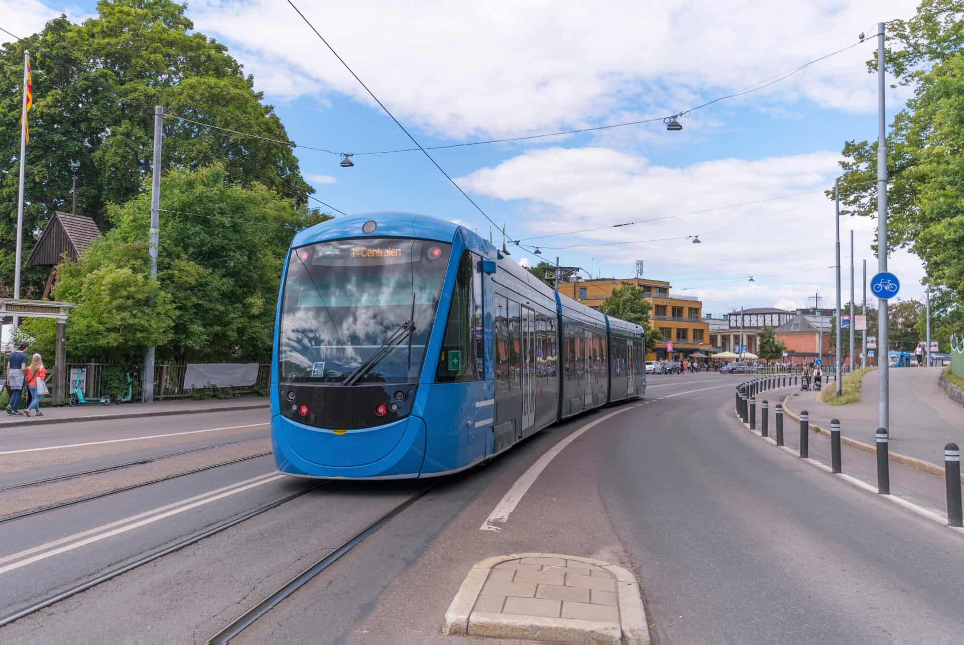 Tramway bleu dans une rue de Stockholm Tramway bleu dans une rue de Stockholm