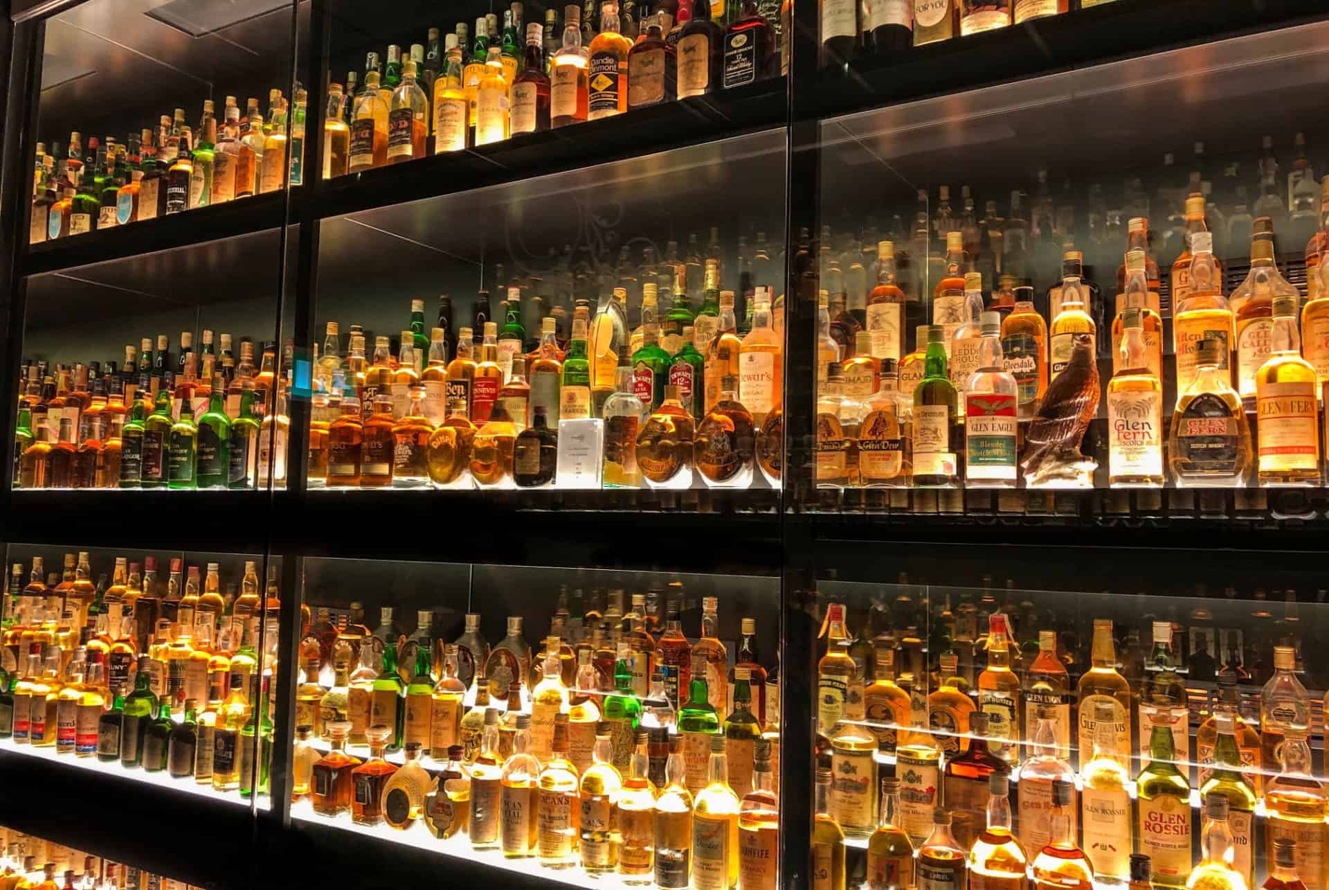 Collection de bouteilles de whisky éclairées au Scotch Whisky Experience Collection de bouteilles de whisky éclairées au Scotch Whisky Experience