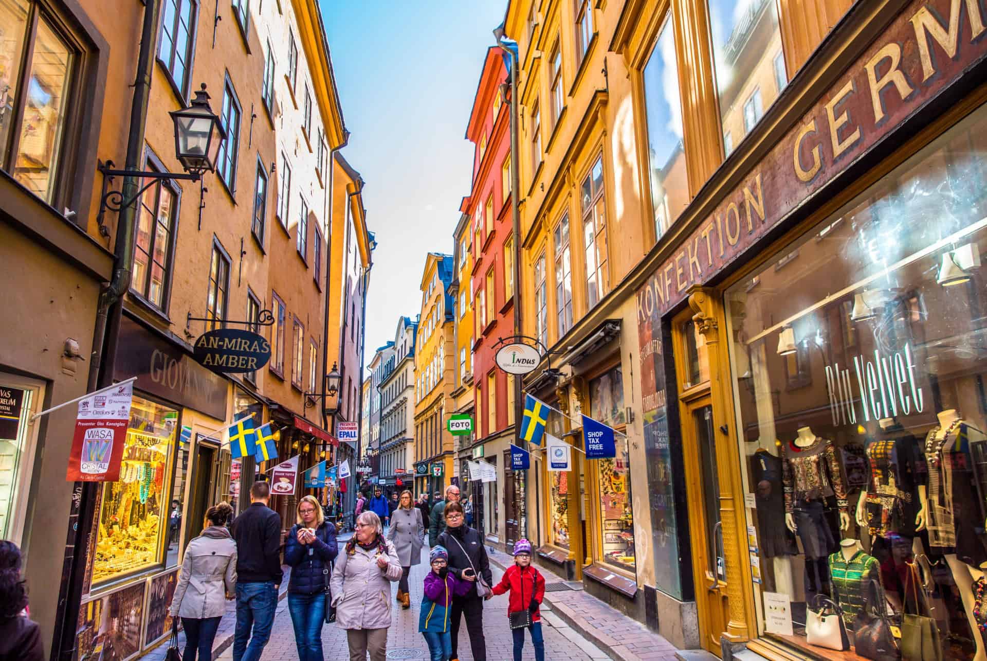 Ruelle commerçante et maisons colorées de Gamla Stan Ruelle commerçante et maisons colorées de Gamla Stan