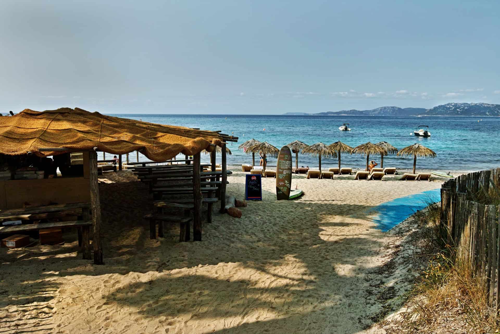 visiter la plage de palombaggia en corse paillotte paillotte