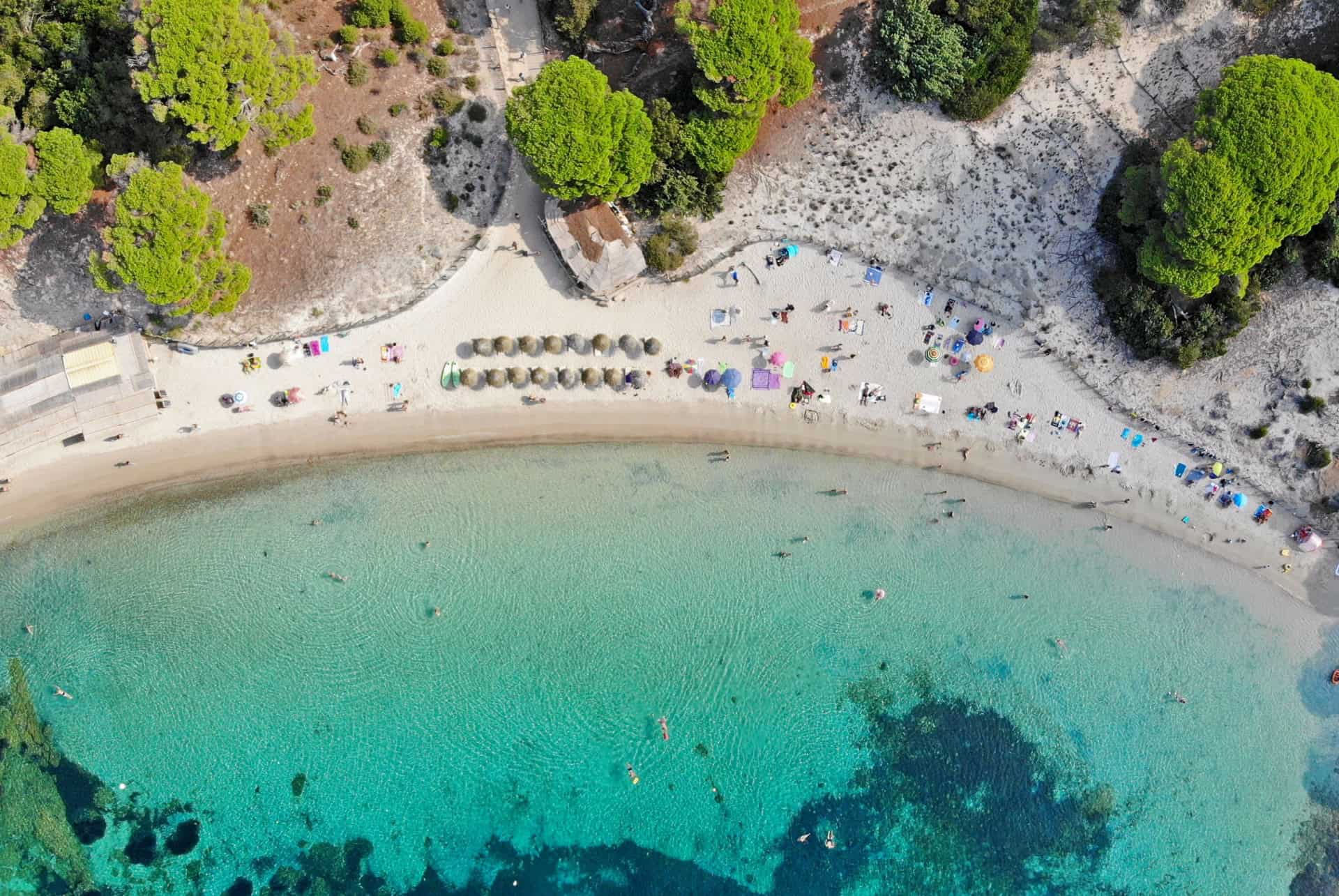 visiter la plage de palombaggia en corse vue aerienne