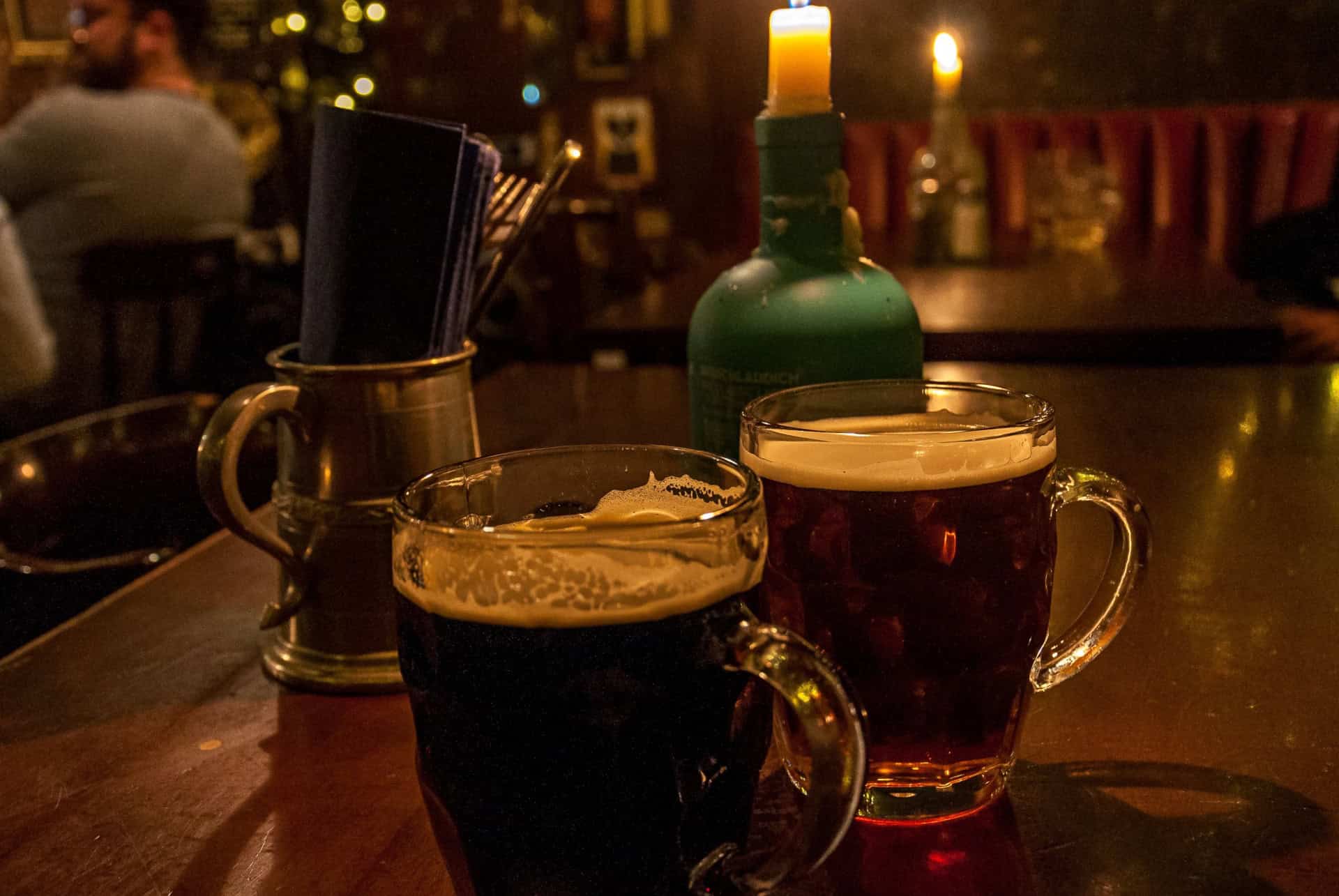 Deux pintes de bière sur une table dans un pub d'Édimbourg Deux pintes de bière sur une table dans un pub d'Édimbourg