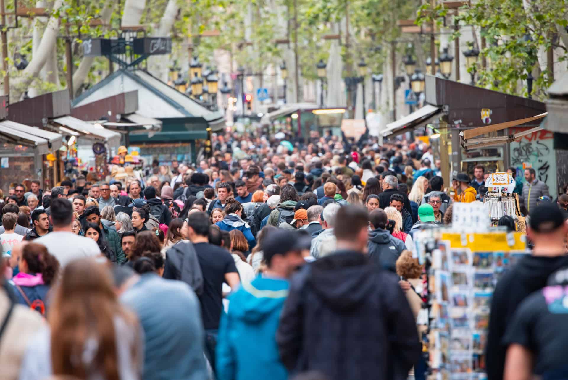touristes à la rambla de barcelona touristes à la rambla de barcelona