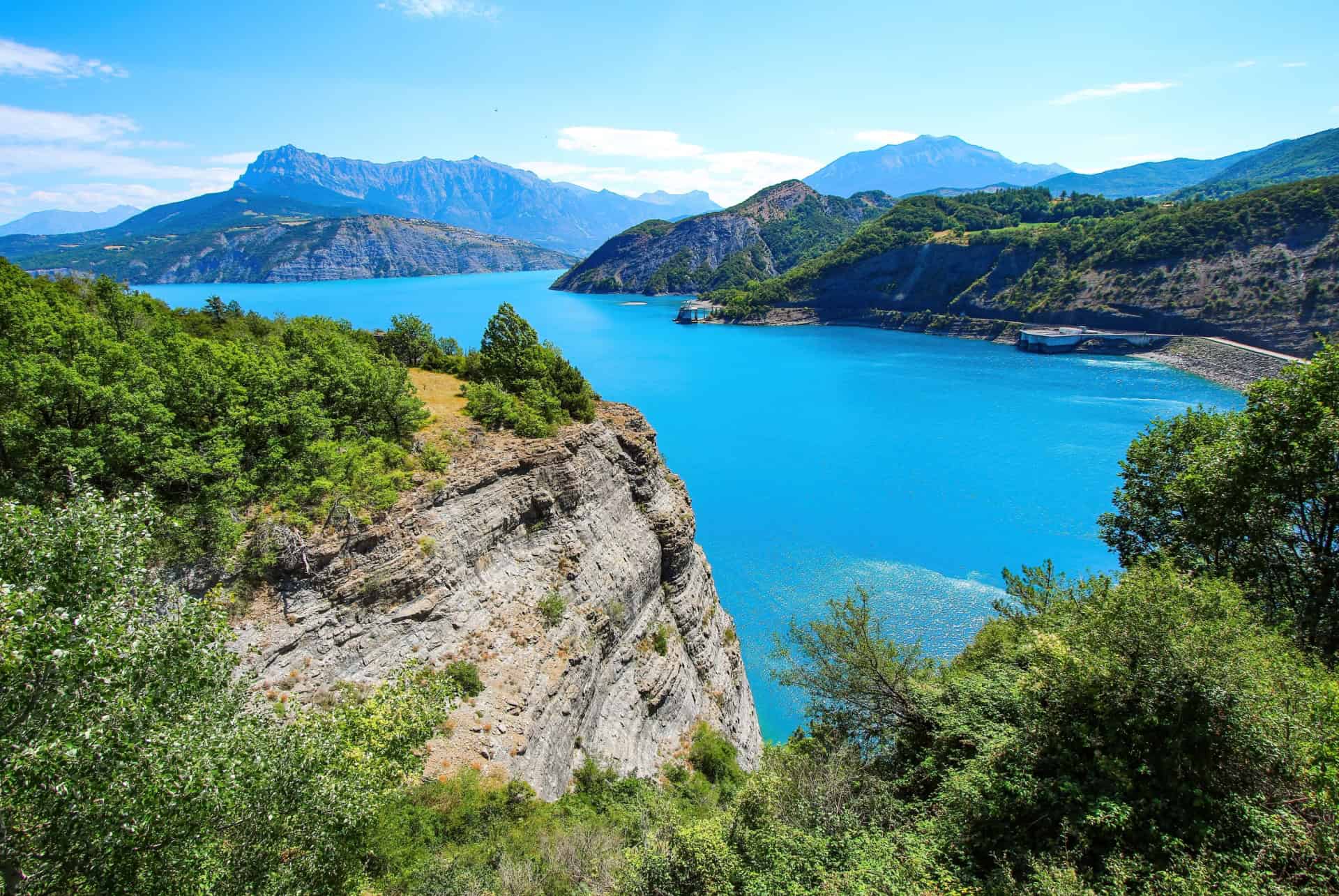 Lac de Serre-Ponçon en été Lac de Serre-Ponçon en été