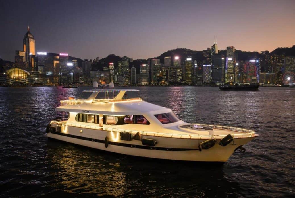 Visite nocturne en yacht dans le port de Victoria