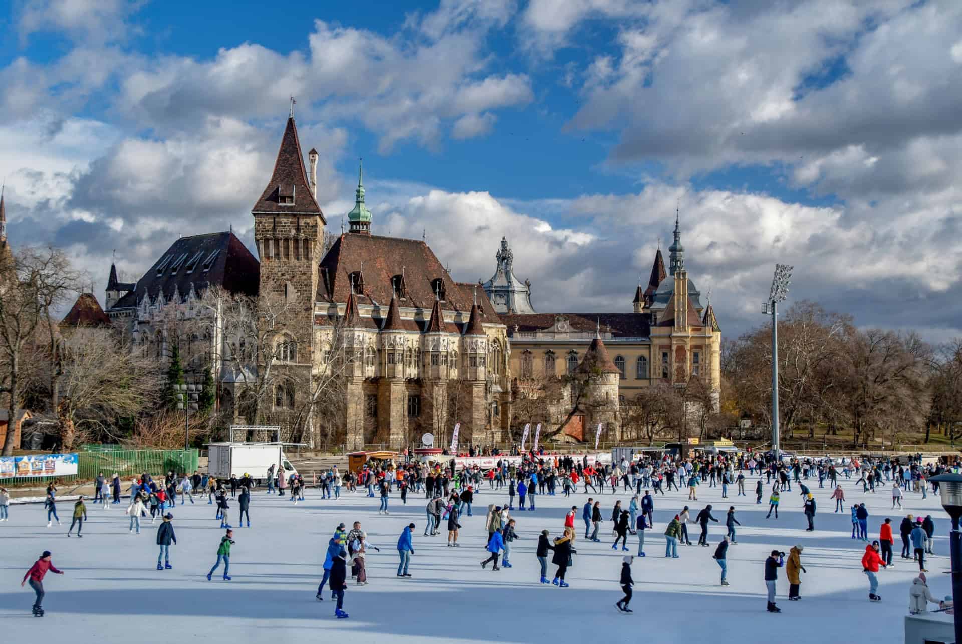 patinoire du château de Vajdahunyad patinoire du château de Vajdahunyad