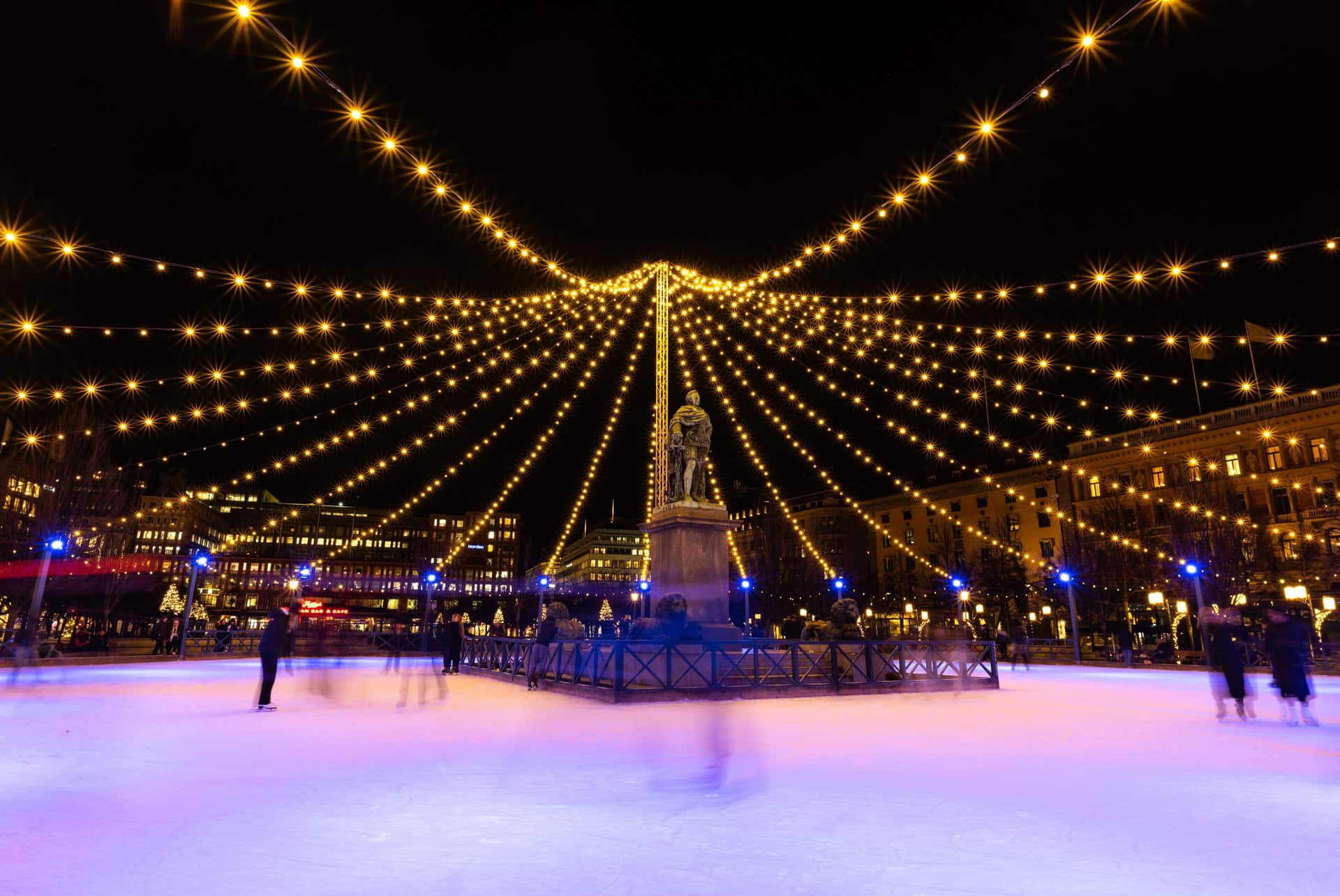 Patinoire illuminée de Kungsträdgården à Stockholm le soir Patinoire illuminée de Kungsträdgården à Stockholm le soir
