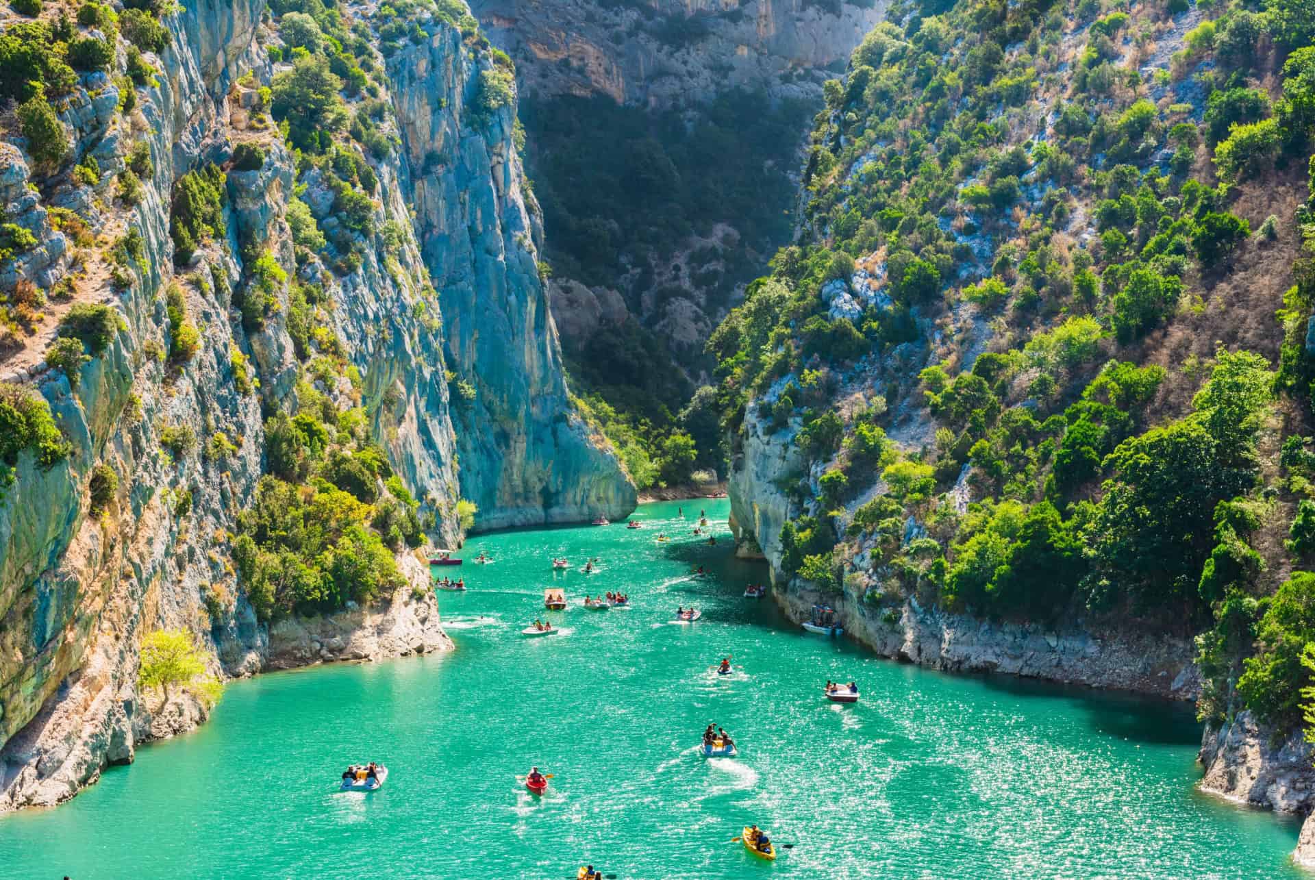 Canoës et pédalos sur les eaux turquoise des gorges du Verdon Canoës et pédalos sur les eaux turquoise des gorges du Verdon