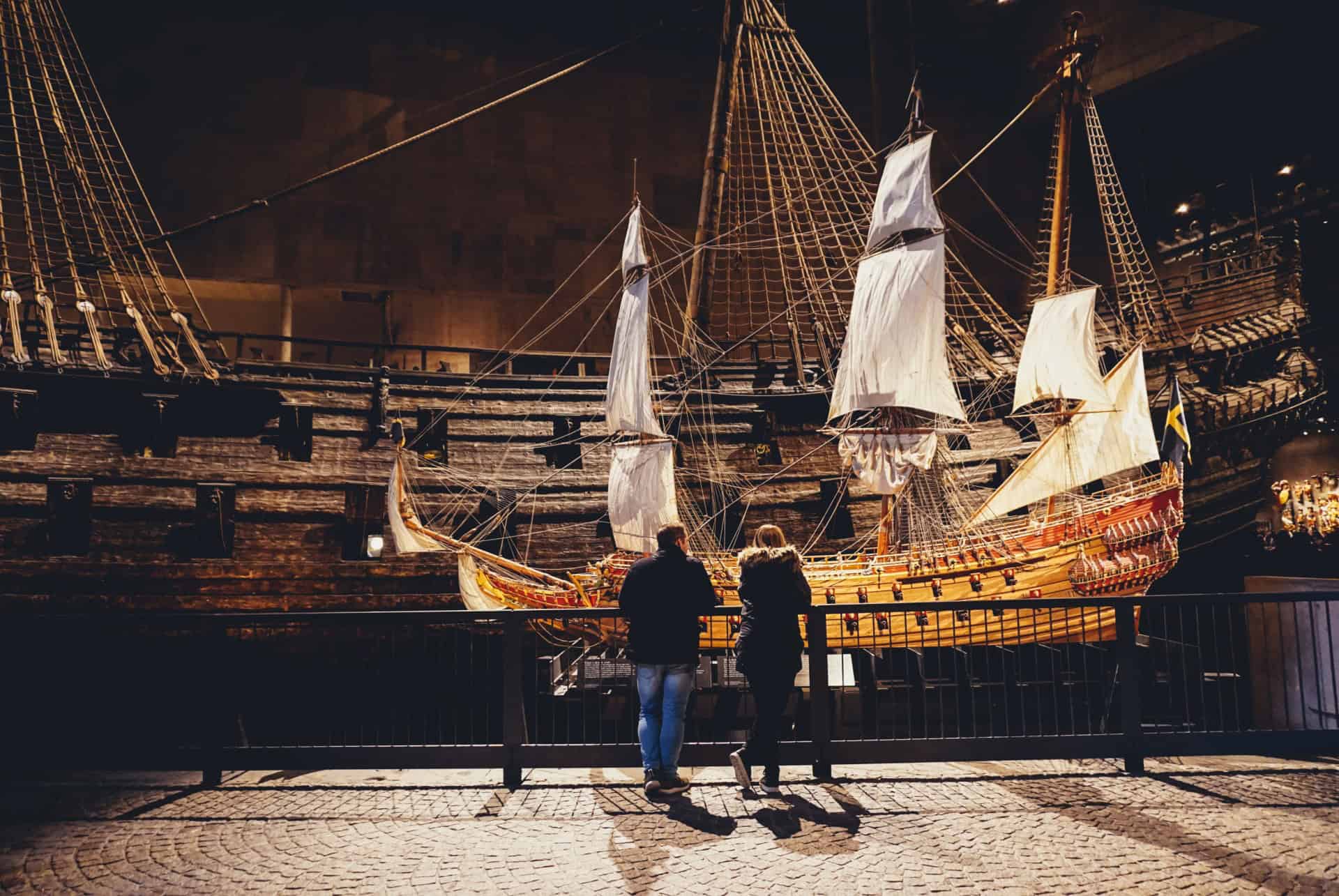Visiteurs devant le navire Vasa au musée Vasa de Stockholm Visiteurs devant le navire Vasa au musée Vasa de Stockholm