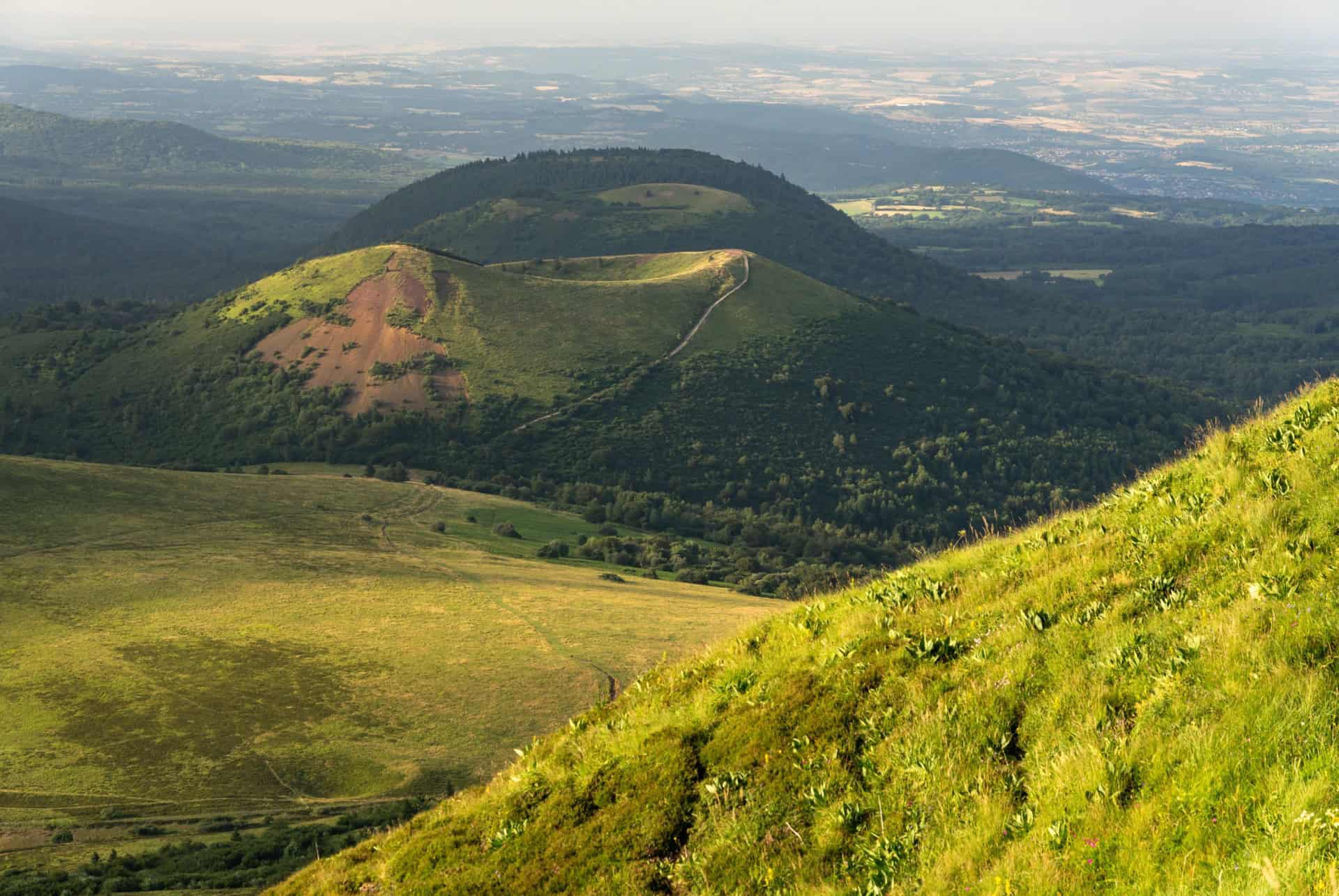Volcans d’Auvergne couverts de verdure Volcans d’Auvergne couverts de verdure