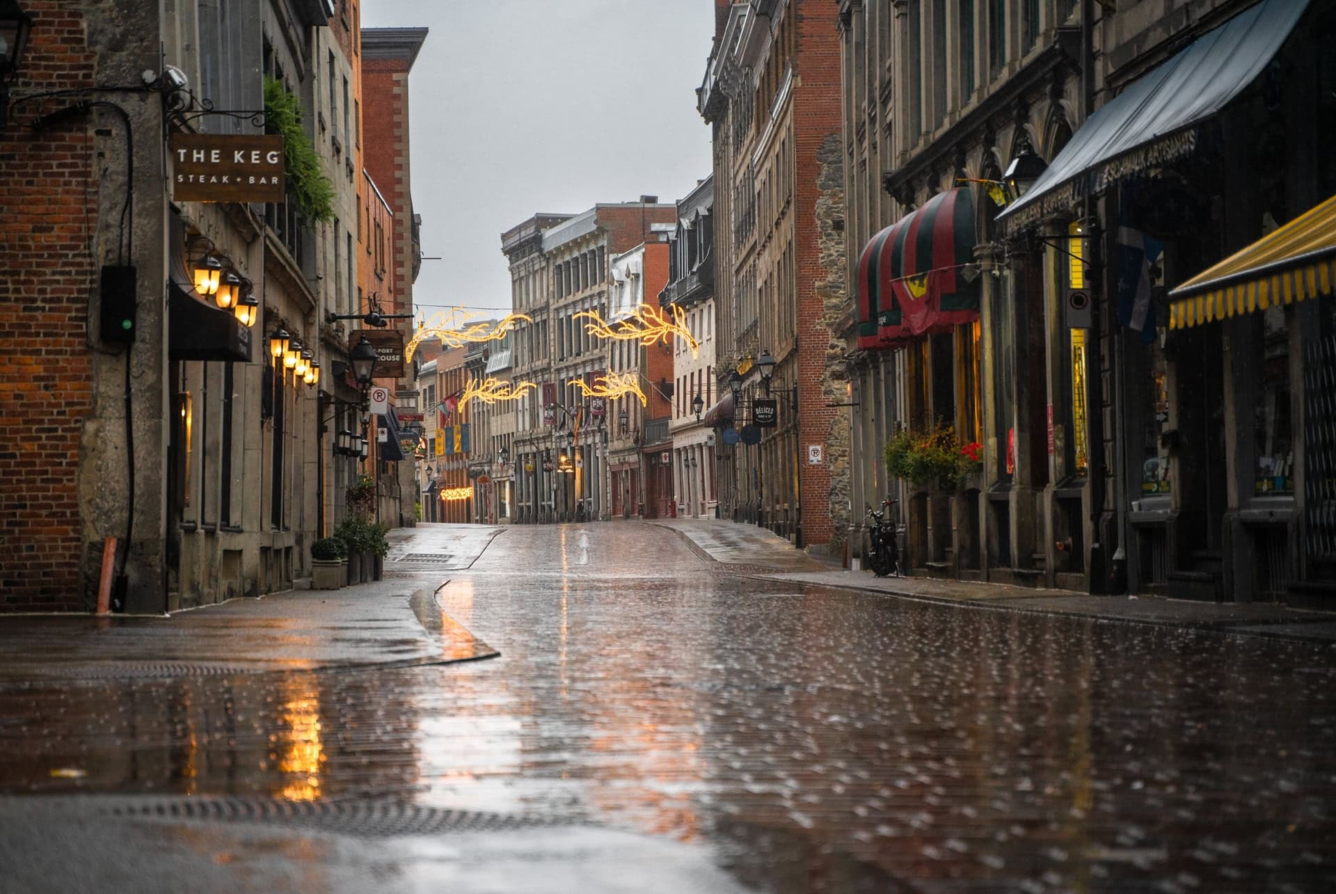 rue du vieux montreal sous la pluie