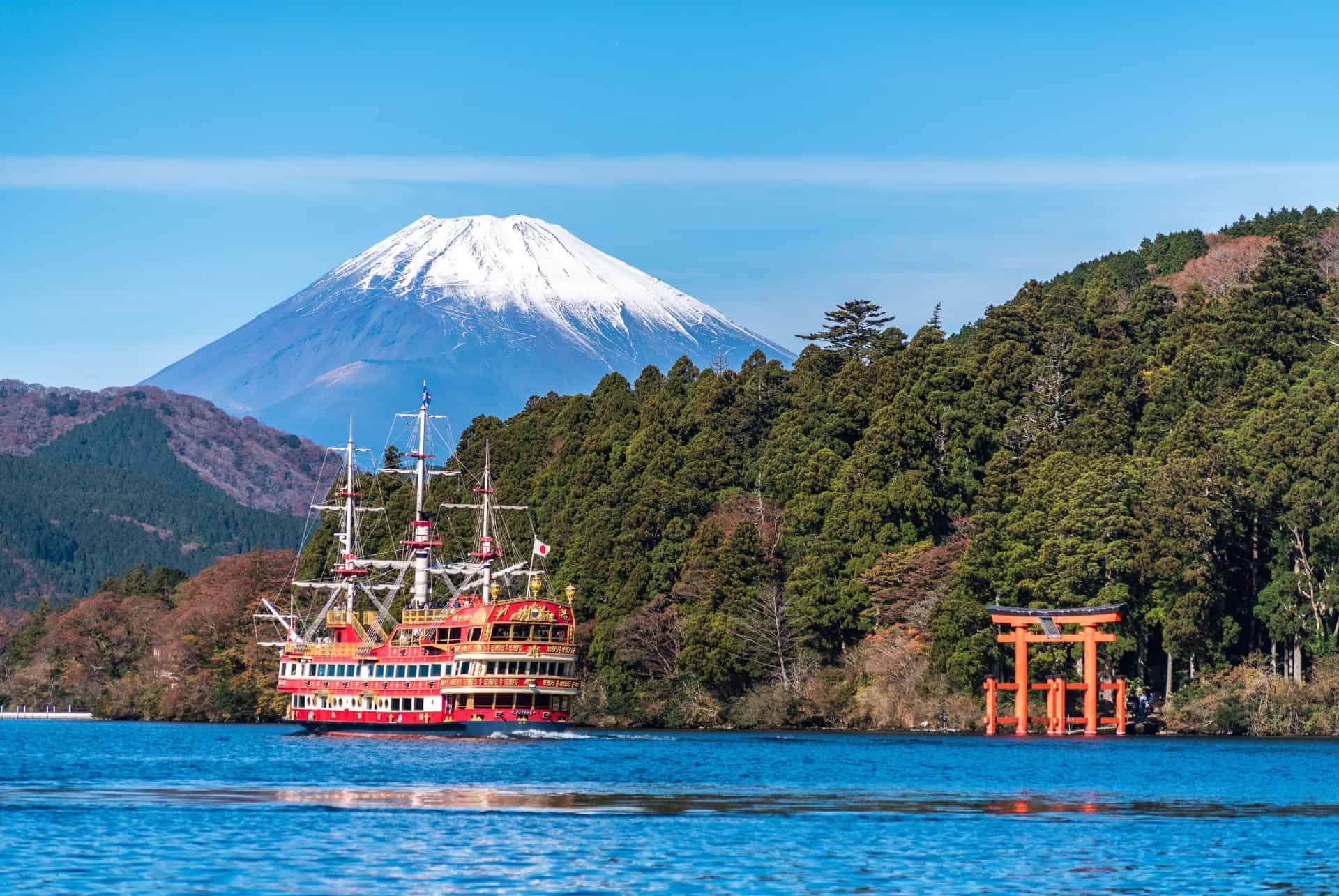 vue sur le lac ashi par une belle journee au japon en juin vue sur le lac ashi par une belle journee au japon en juin