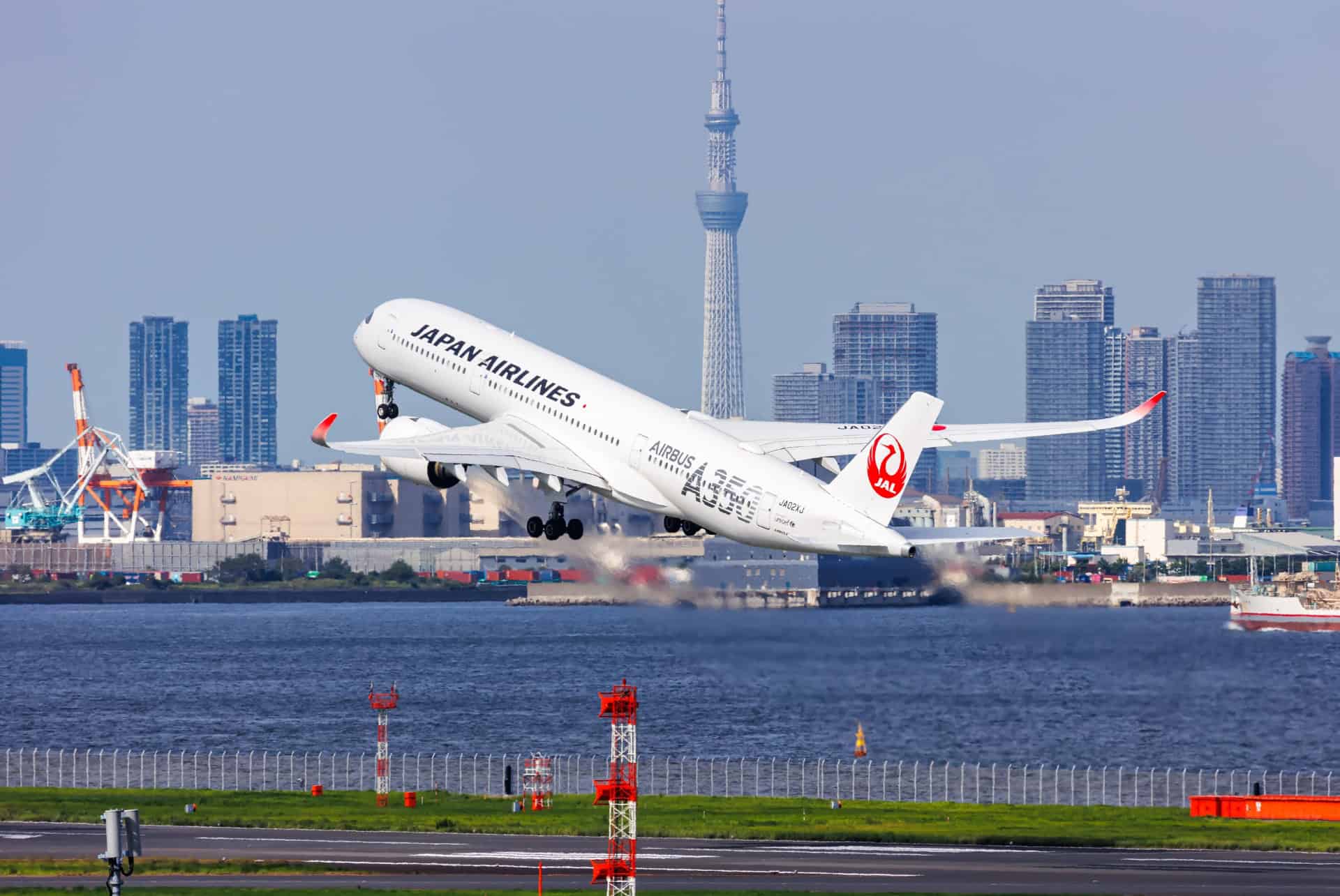 avion de la compagnie japan airlines qui quitte tokyo