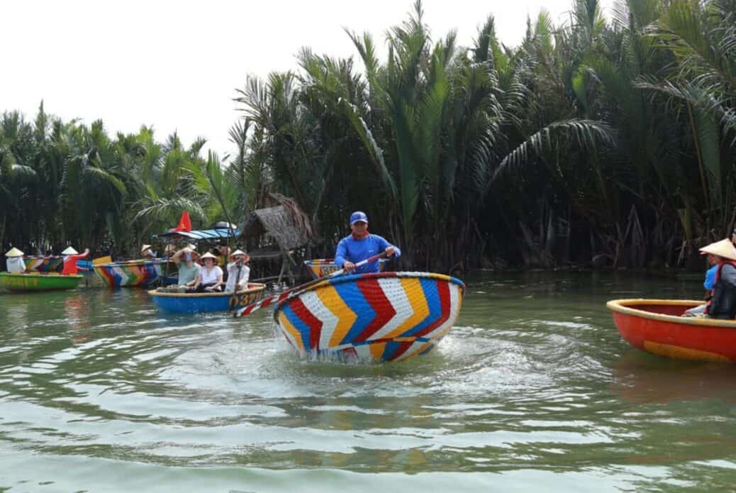 Tour en bateau dans la forêt des cocotiers