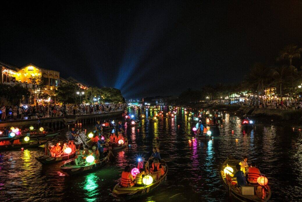 Lanternes et croisière nocturne sur la rivière Hoai