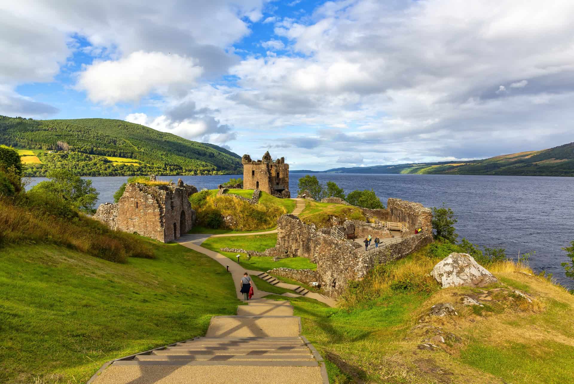 edimbourg en aout paysage loch ness et chateau urqhart edimbourg en aout paysage loch ness et chateau urqhart