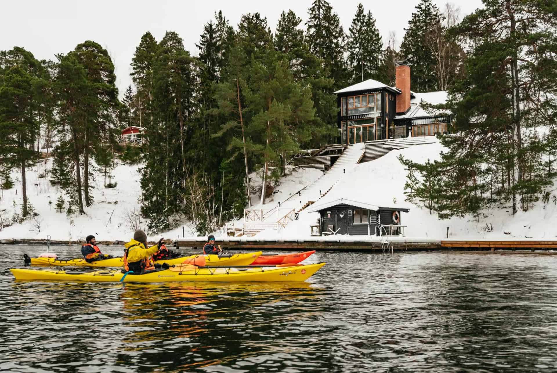 Kayaks dans l'archipel enneigé de Stockholm en hiver Kayaks dans l'archipel enneigé de Stockholm en hiver