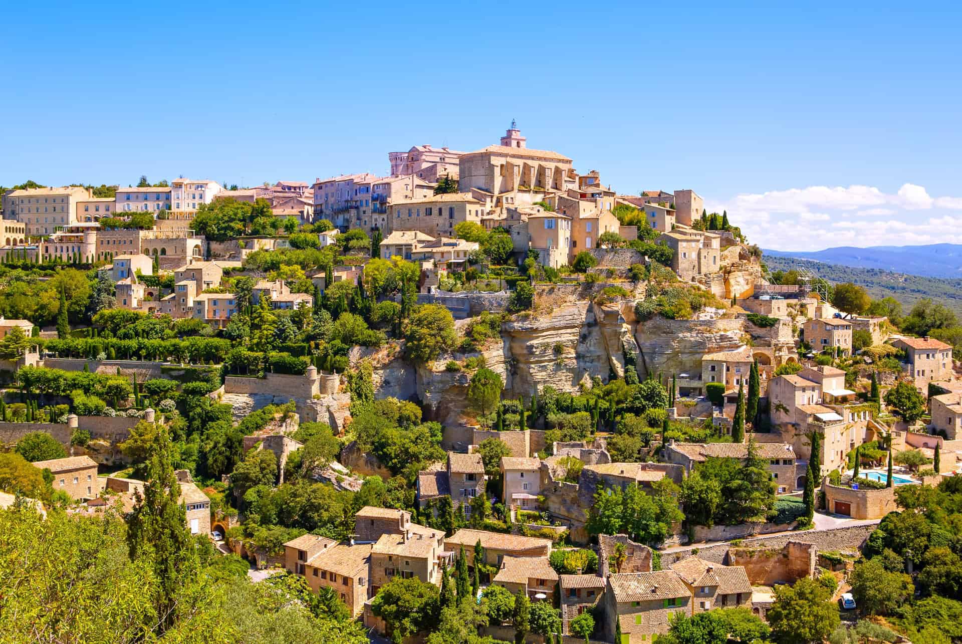 Village perché de Gordes et ses maisons en pierre dominant le Luberon Village perché de Gordes et ses maisons en pierre dominant le Luberon