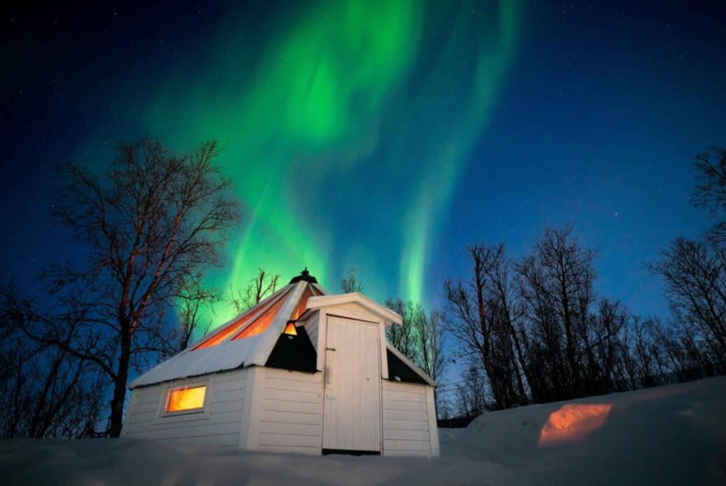 Motoneige dans les Alpes de Lyngen et nuit au Crystal Lavvo