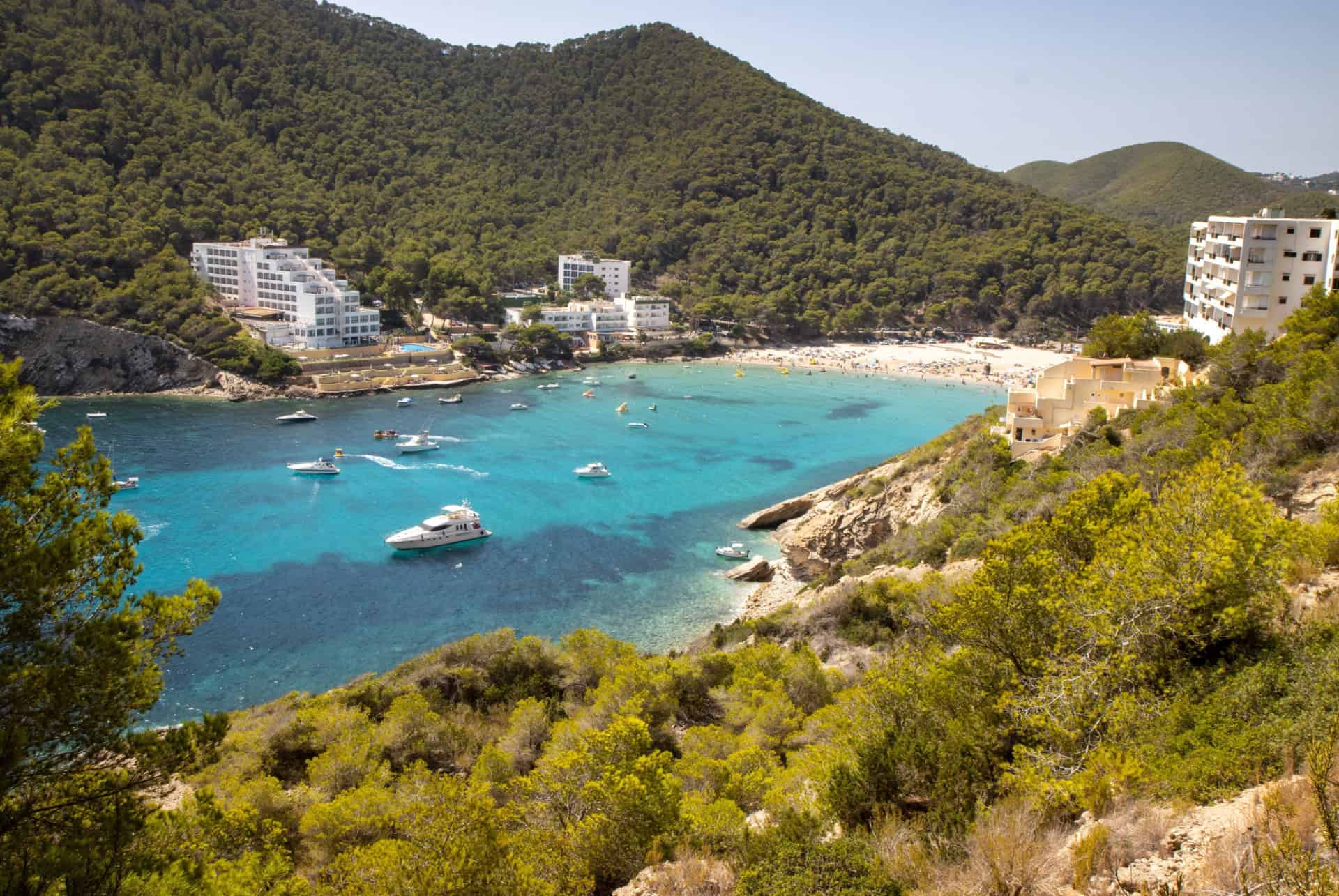 cala llonga dormir ibiza