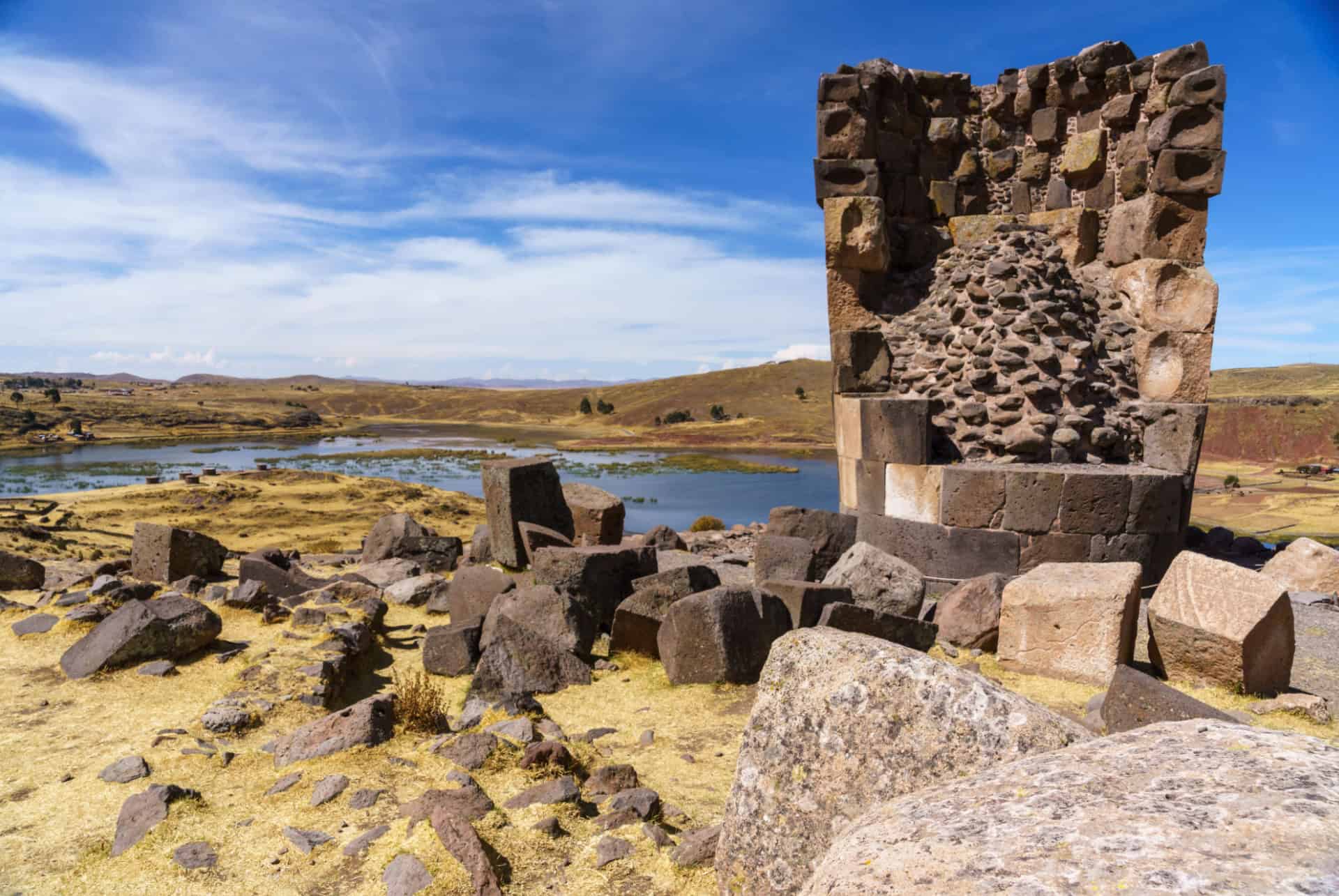 tombeaux cimetiere de sillustani perou tombeaux cimetiere de sillustani perou