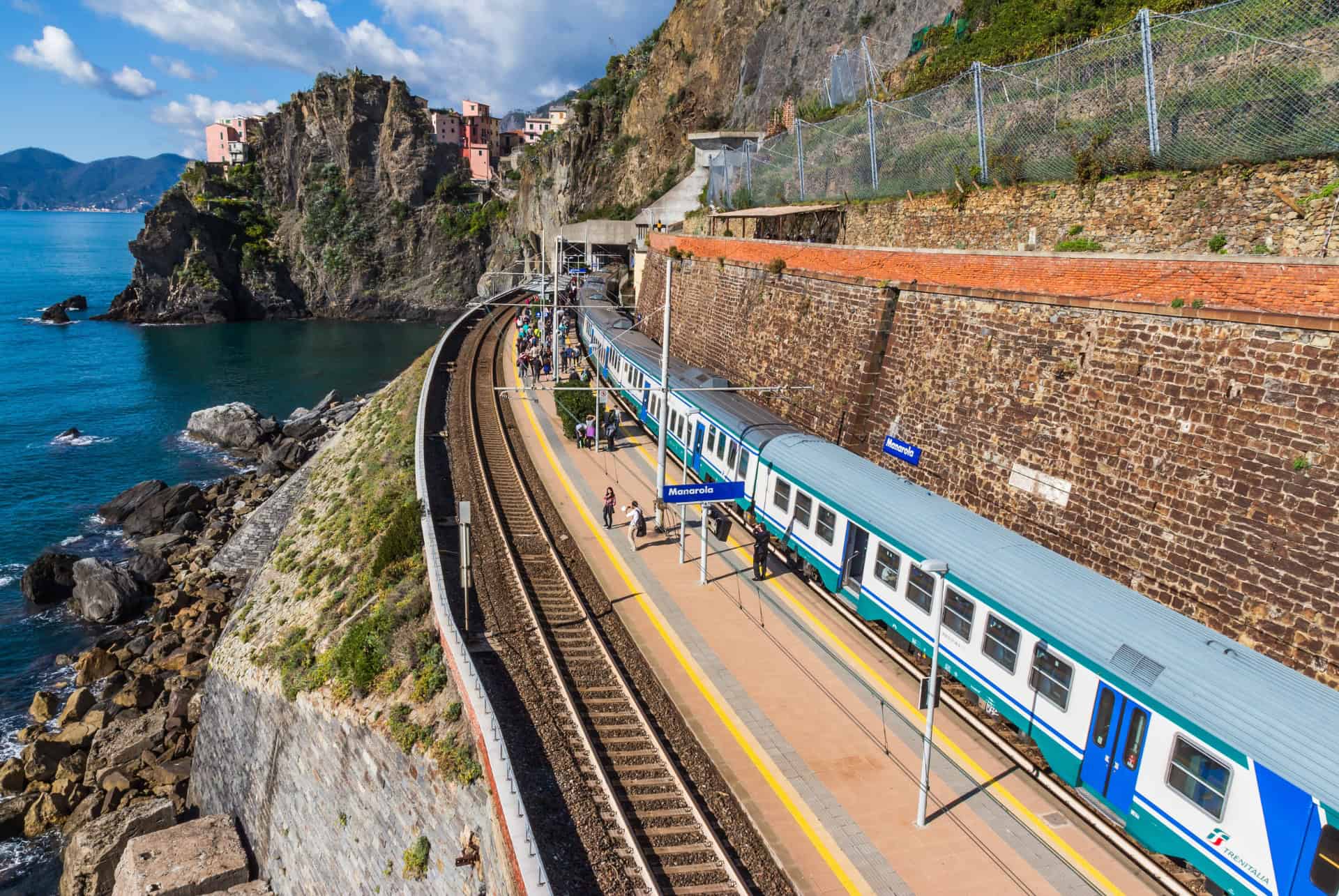 train en gare de manarola train en gare de manarola