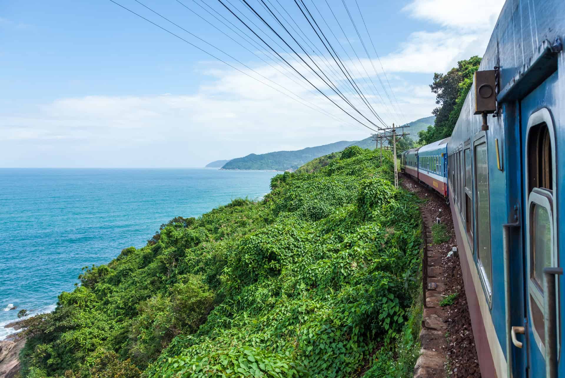 train road trip au vietnam