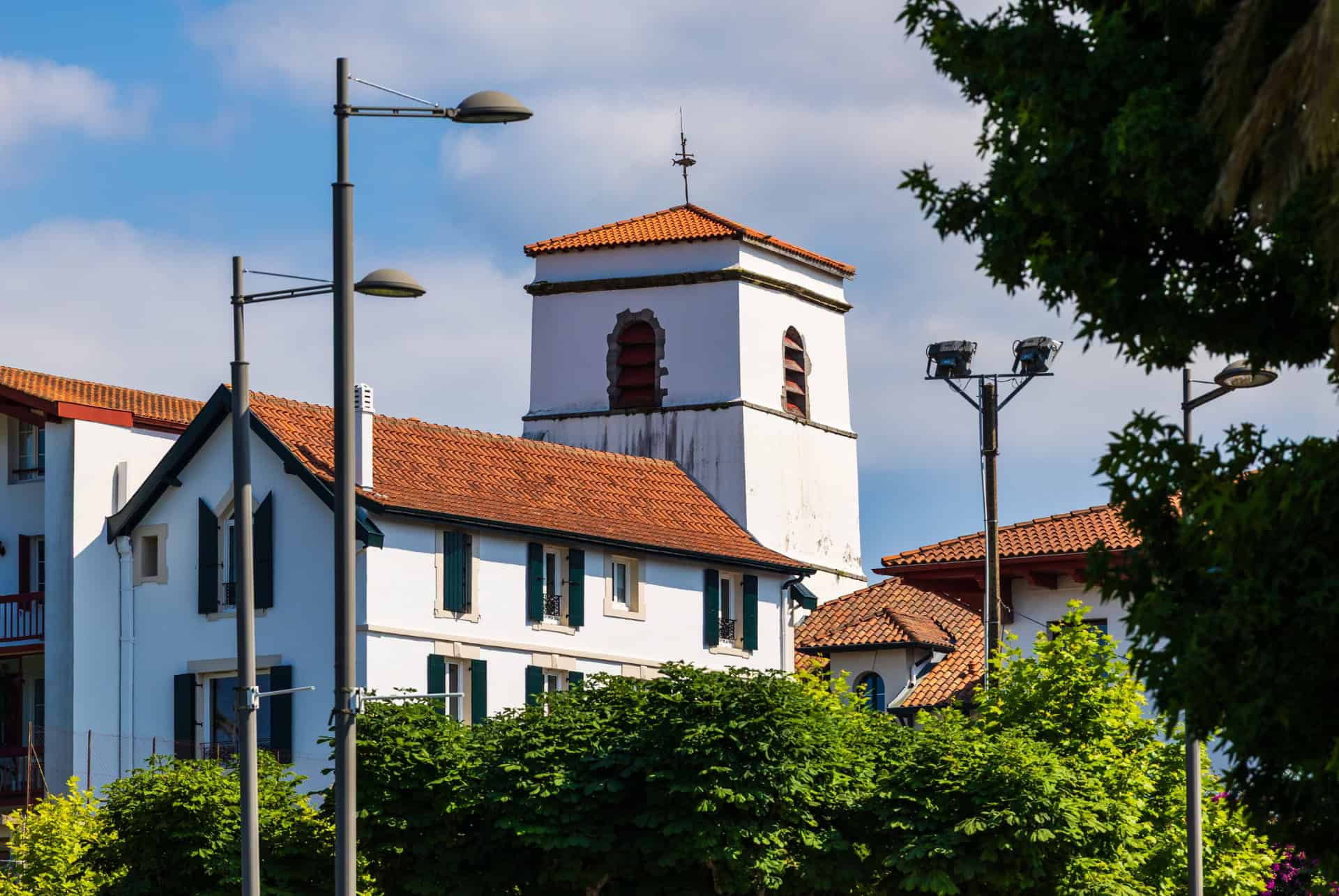 eglise saint vincent dans le centre ville de hendaye
