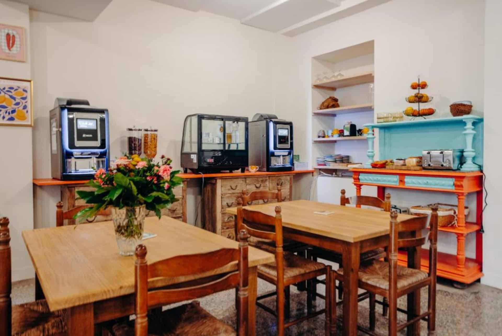 hostel demain cest loin salle a manger