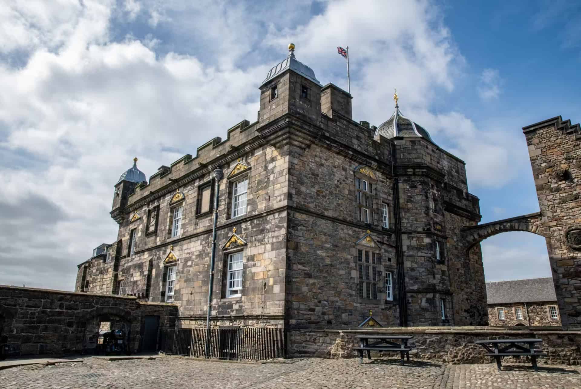 Cour intérieure du château d'Édimbourg et ses bâtiments en pierre Cour intérieure du château d'Édimbourg et ses bâtiments en pierre