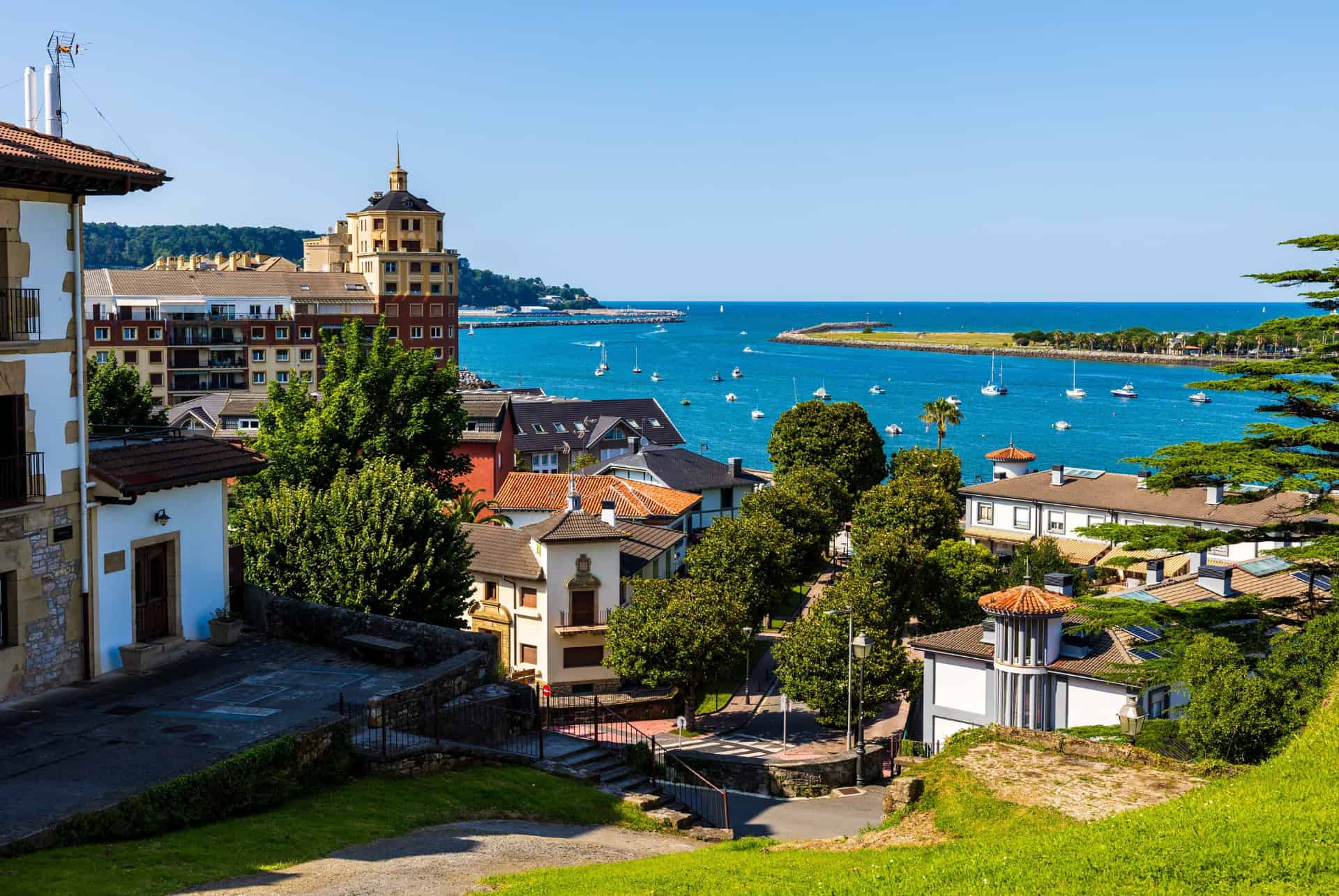 vue en hauteur sur le port de plaisance