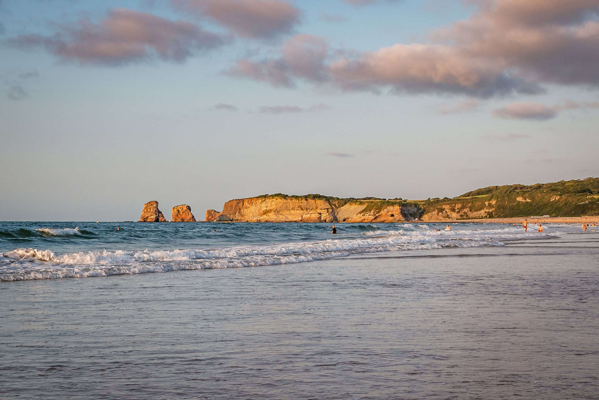 vue sur les deux jumeaux de hendaye au coucher du soleil