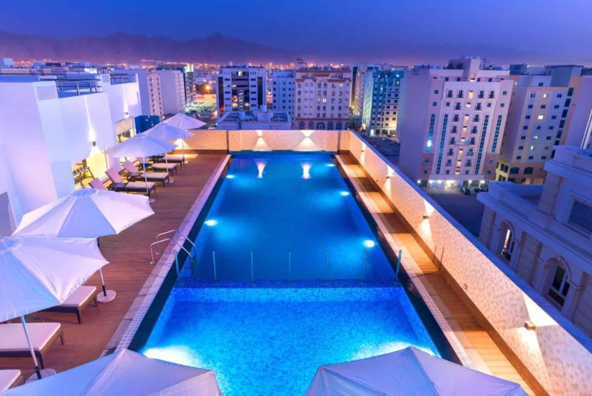 centara muscat hotel oman piscine