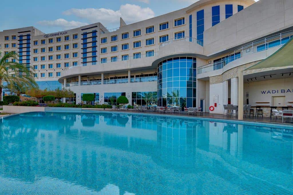 crowne plaza muscat ocec piscine