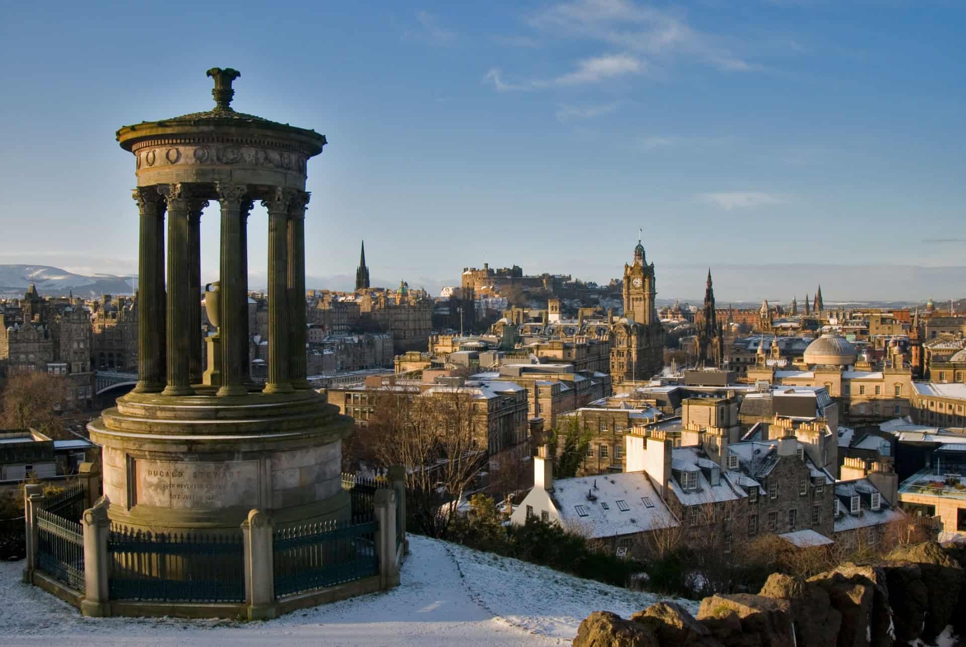 Monument de Dugald Stewart sur Calton Hill sous la neige, face à la vieille ville d'Édimbourg Monument de Dugald Stewart sur Calton Hill sous la neige, face à la vieille ville d'Édimbourg