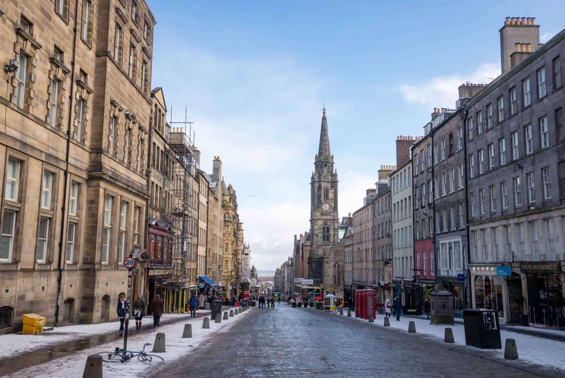 Royal Mile enneigé et clocher de la cathédrale Saint-Gilles à Édimbourg Royal Mile enneigé et clocher de la cathédrale Saint-Gilles à Édimbourg